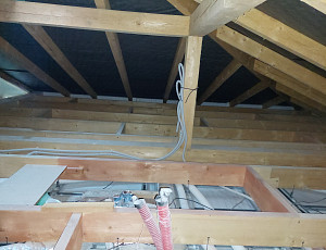 Zateplení stropu bungalovu pomocí foukané izolace